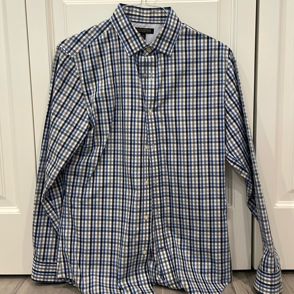 Banana republic non-iron tailored slim fit. Gently used. Medium.